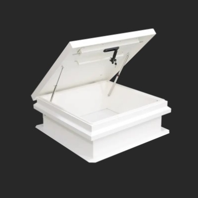 Conas déileáil le sceitheadh ​​uisce timpeall spéirléasacha áiléir?