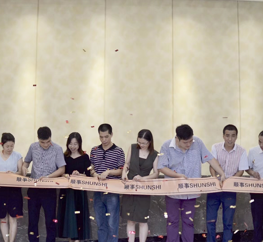 Meán Fómhair 2019 Searmanas athlonnaithe monarchan nua